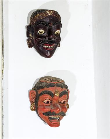 Zwei alte asiatische Masken
