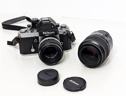 Vintage Spiegelreflexkamera Nikon F2 mit zwei Objektiven