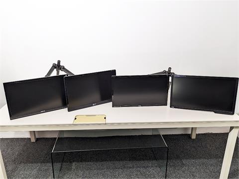 Vier 24" LED Monitore auf Doppeltischhalterungen