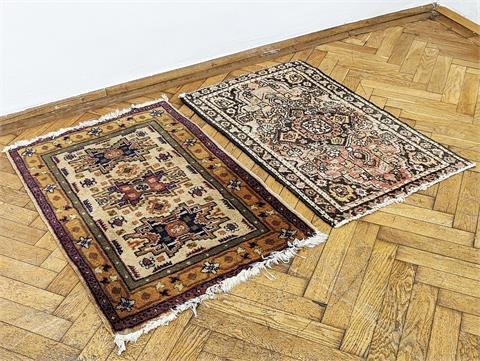 Zwei kleine handgeknüpfte orientalische Teppiche