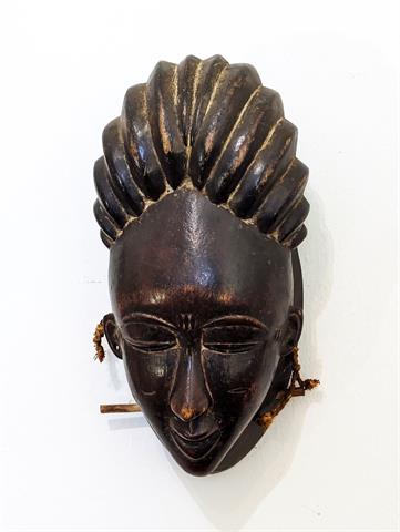 Alte hangeschnitzte afrikanische Maske