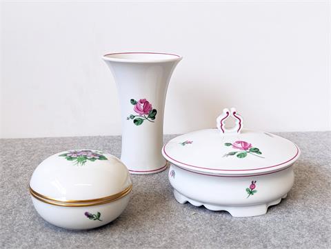 Zwei Deckeldosen und eine Vase von Augarten Porzellan