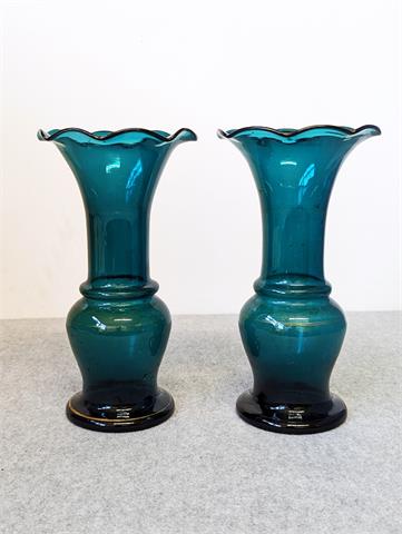 Zwei antike mundgeblasene Vasen