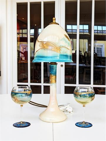 Elegante Glaslampe mit zwei Weingläsern signiert