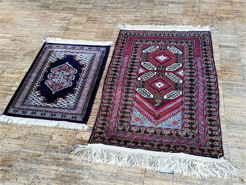 Zwei alte handgeknüpfte orientalische Teppiche