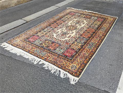 Großer alter handgeknüpfter orientalischer Teppich