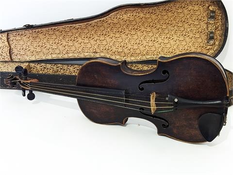 Alte Geige mit Tragekoffer
