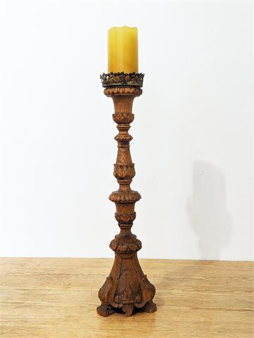 Antiker geschnitzter Kerzenständer