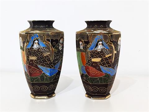 Zwei alte asiatische Vasen im Satsuma Stil