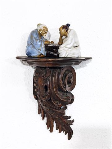 Asiatische Keramikfigur "Zwei Spieler" auf Holzpodest