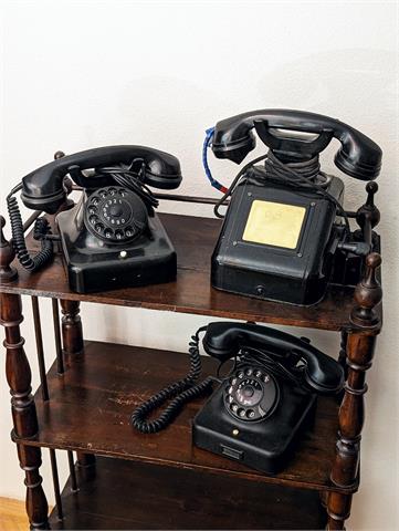 Drei antike Telefonapparate