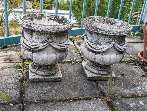 Zwei alte Gartenvasen / Übertöpfe