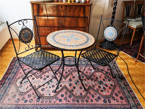 Vintage Gartentisch mit zwei Klappstühlen
