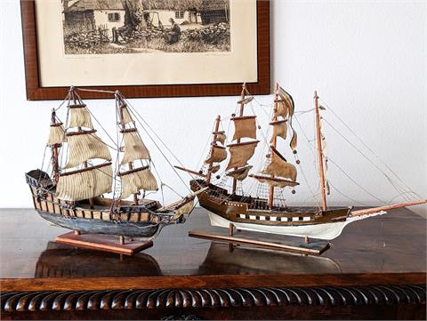 Zwei alte Modelbauschiffe aus Holz