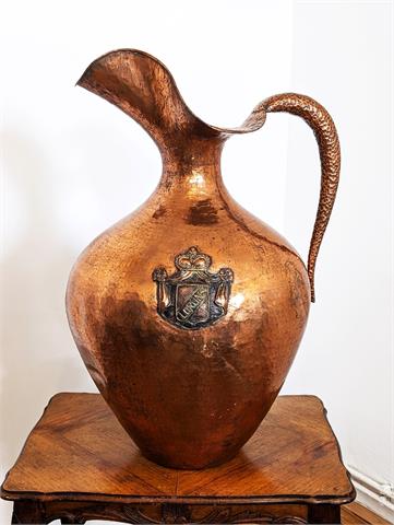 Großer dekorativer Kupferkrug mit Wappen