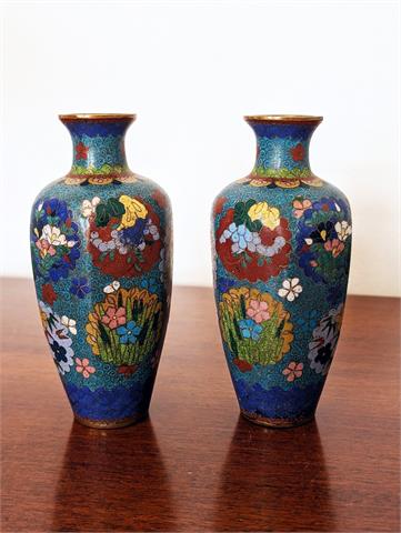 Zwei antike chinesische Cloisonne Vasen
