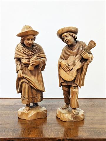 Zwei alte geschnitzte Musikerfiguren