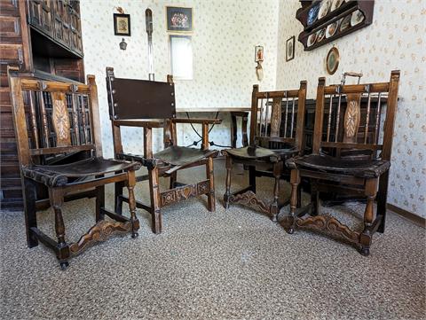 Vier alte spanische Stühle mit Lederbespannung