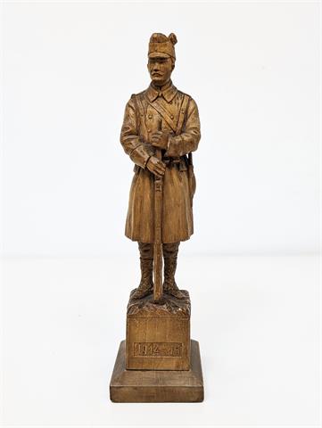 Detaillierte Holzskulptur "Soldat 1914-1915"
