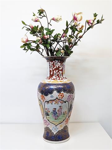 Große chinesische Bodenvase mit Kunstblumen