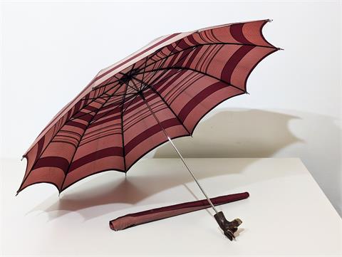 Alter Regenschirm mit Hundekopfgriff