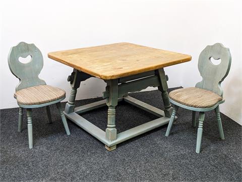 Vintage Jogltisch mit zwei Stühlen