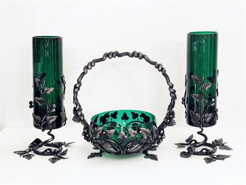Zwei Vasen und eine Glasschale in Eisenfassung